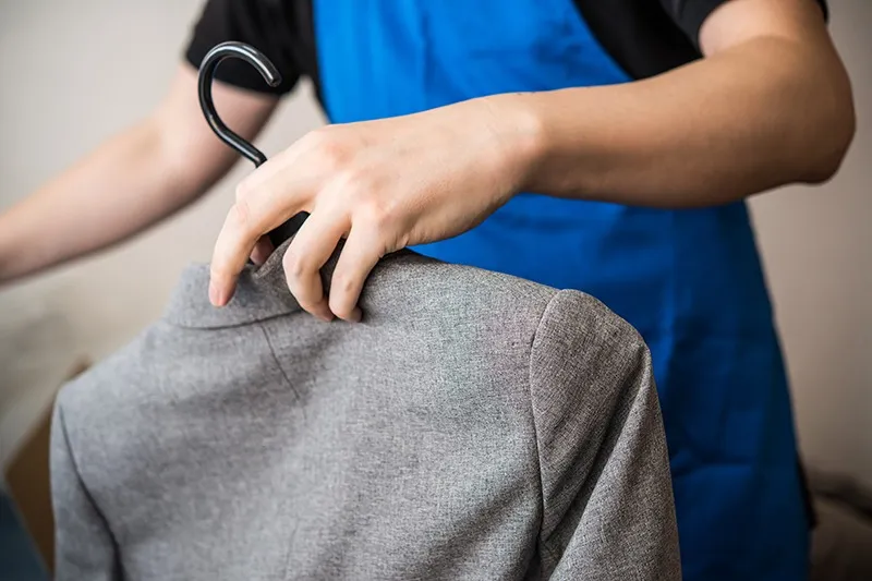 衣類クリーニングの工場作業スタッフ